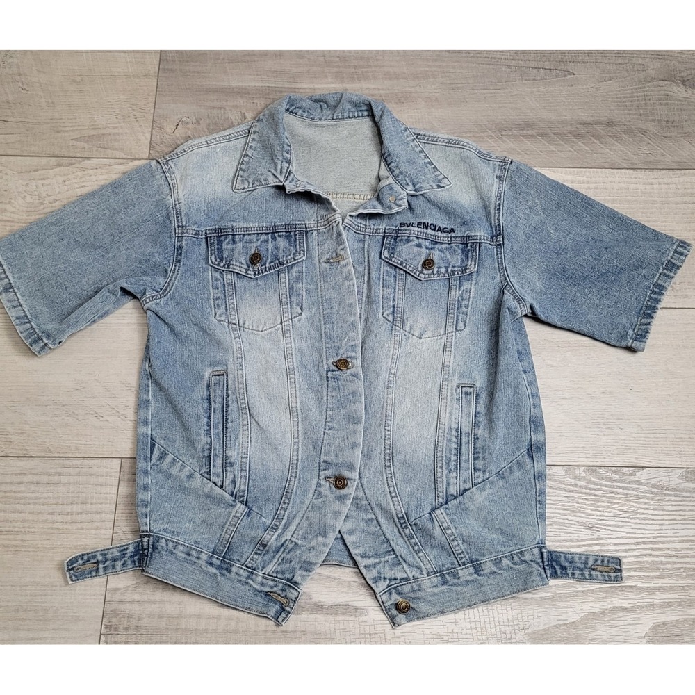 Vintage Style Denim Jacket Womens L Light Wash Distressed Trucker Sloping Hem